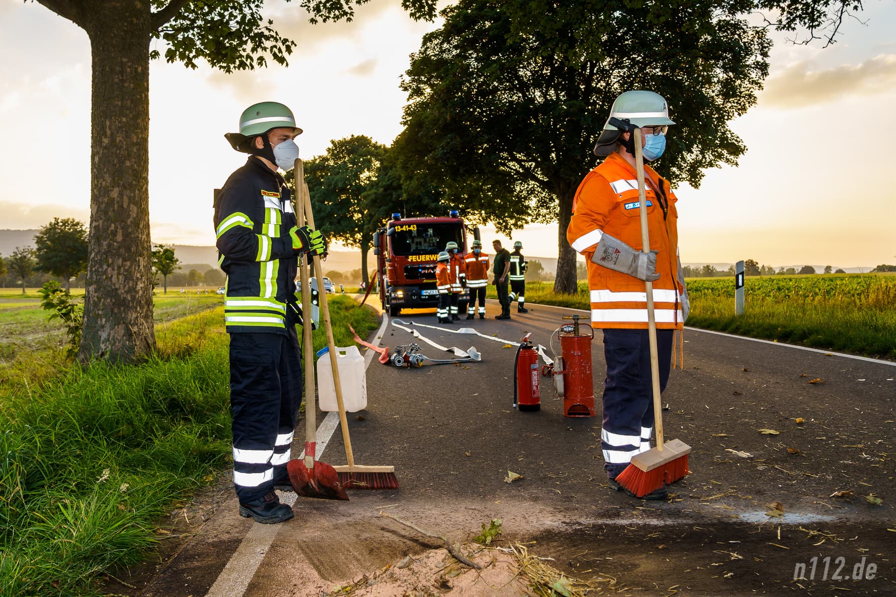 Feuerwehrleute haben die ausgelaufenen Flüssigkeiten mit speziellem Bindemittel-Granulat aufgenommen (Foto: n112.de/Stefan Hillen)