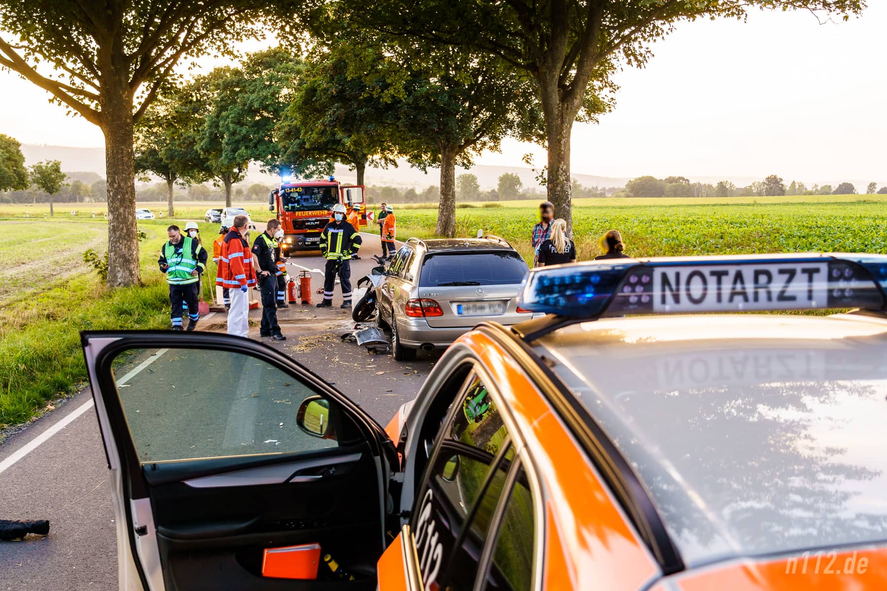 Notarzt und Feuerwehr an der Unfallstelle bei Böbber (Foto: n112.de/Stefan Hillen)