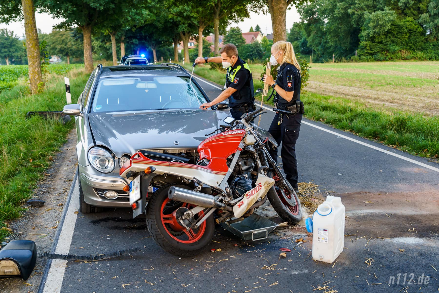 Ein Polizist vermisst die Aufprallstelle in der Windschutzscheibe (Foto: n112.de/Stefan Hillen)