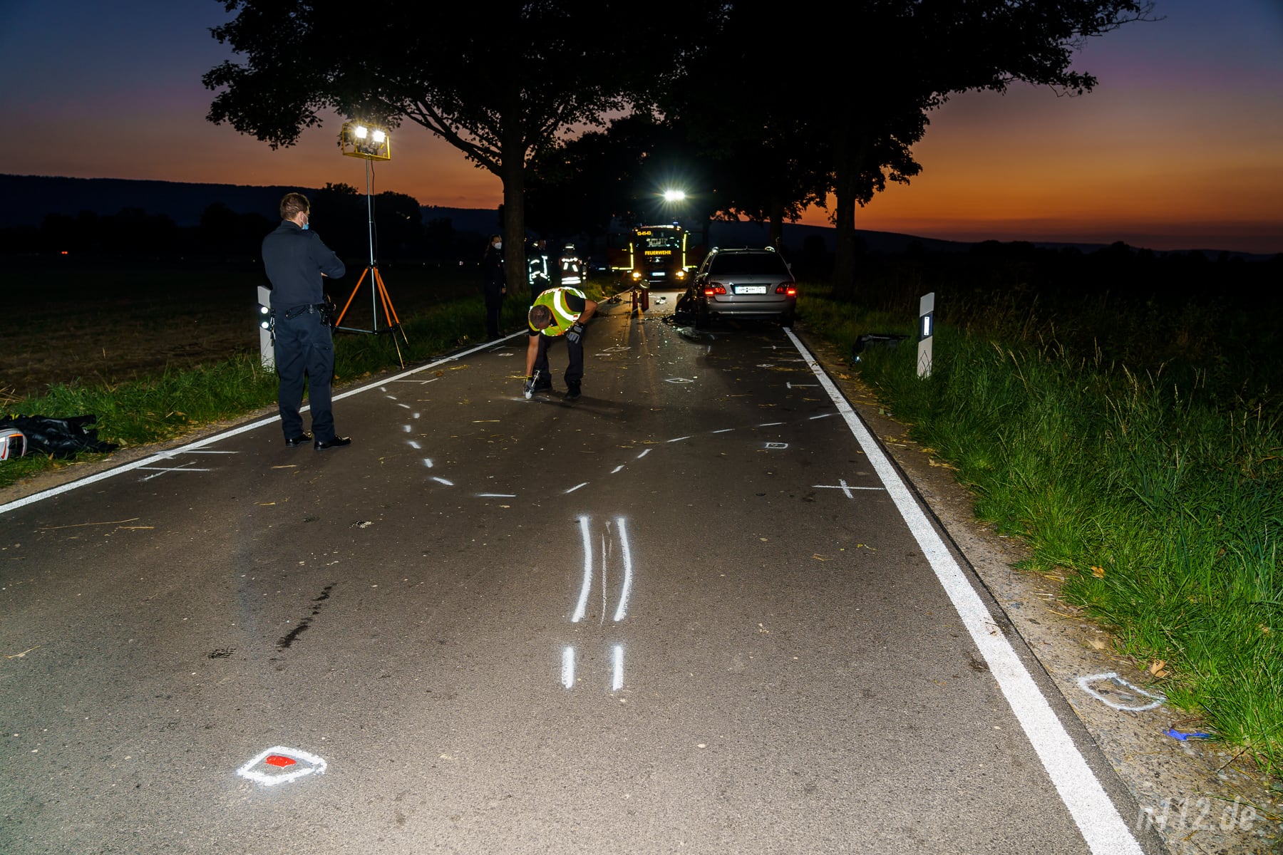 Der Unfallermittler sammelt am ausgeleuchteten Unfallort alle Spuren, die er noch finden kann (Foto: n112.de/Stefan Hillen)