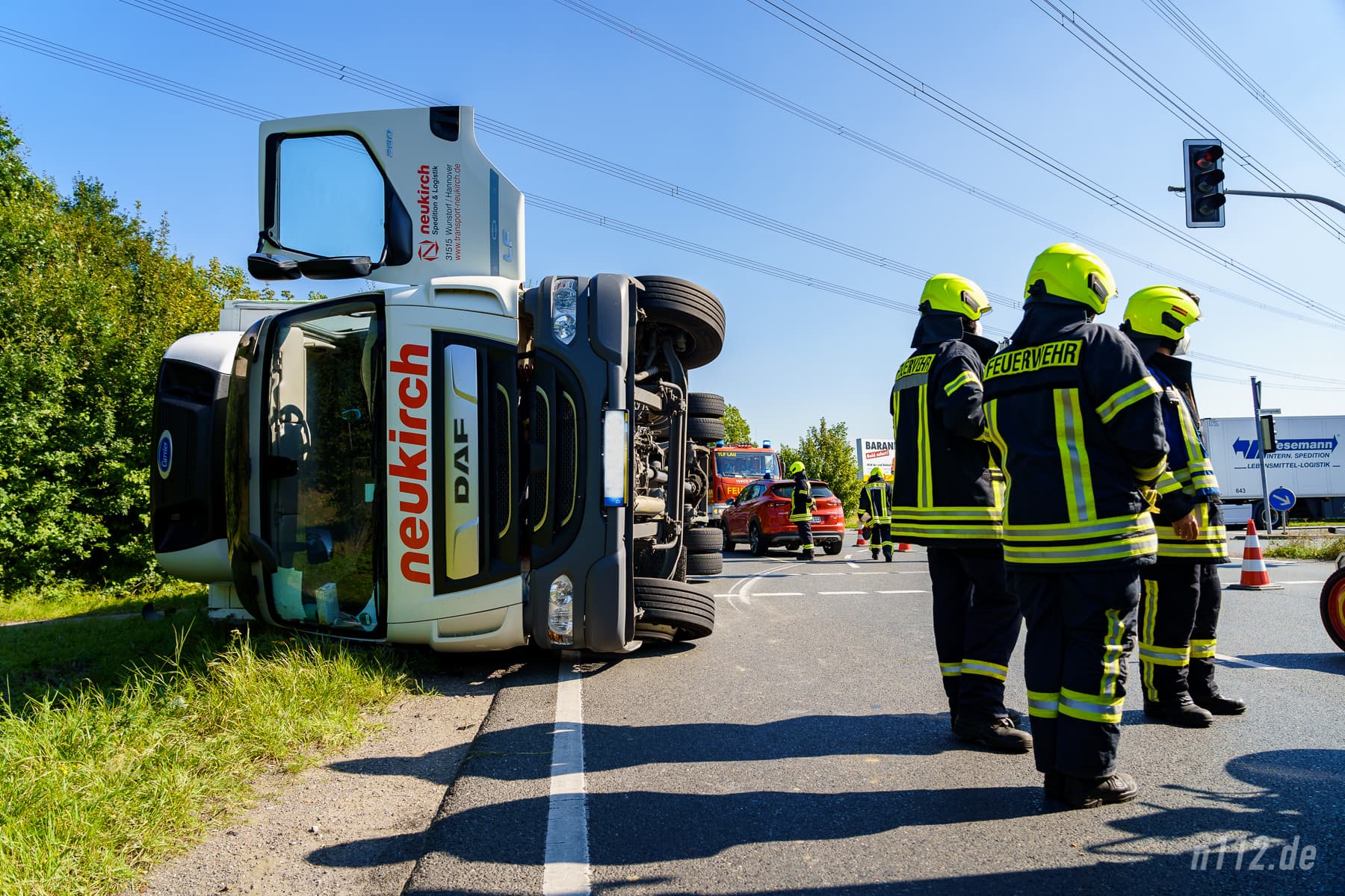 Feuerwehrleute stehen am umgestürzten LKW auf der B442 bei Lauenau (Foto: n112.de/Stefan Hillen)