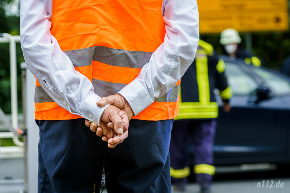 Der 84-jährige Unfallverursacher beobachtet die Aufräumarbeiten (Foto: n112.de/Stefan Hillen)