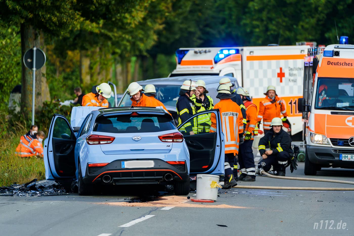Die Unfallstelle, im Vordergrund der Hyundai. Links und rechts der Wracks versorgen die Retter vier Verletzte (Foto: n112.de/Stefan Hillen)