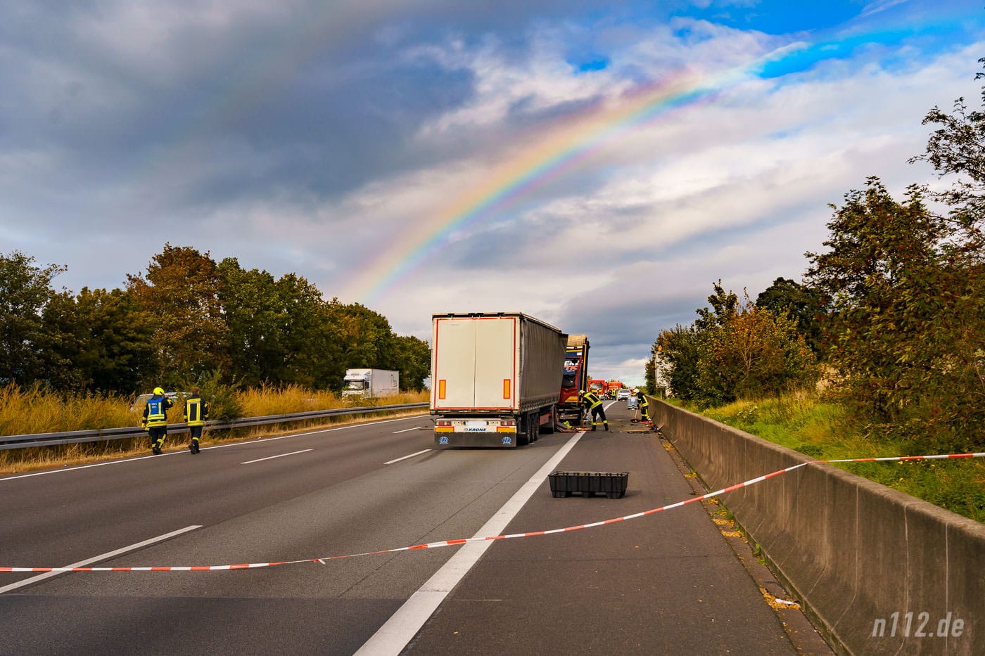 Schon etwas makaber: Kurze Nieselschauer sorgten für diesen Regenbogen über der Unfallstelle (Foto: n112.de/Stefan Hillen)
