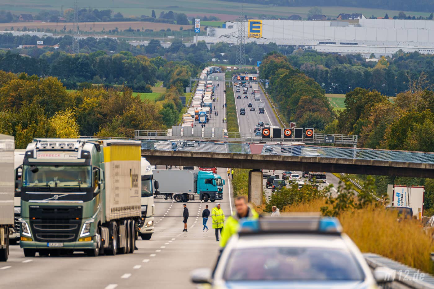 Die Autobahn Richtung Hannover rund fünf Stunden nach dem Unfall: LKW wenden auf Anweisung der Polizei und fahren zur Anschlussstelle Lauenau zurück (Foto: n112.de/Stefan Hillen)