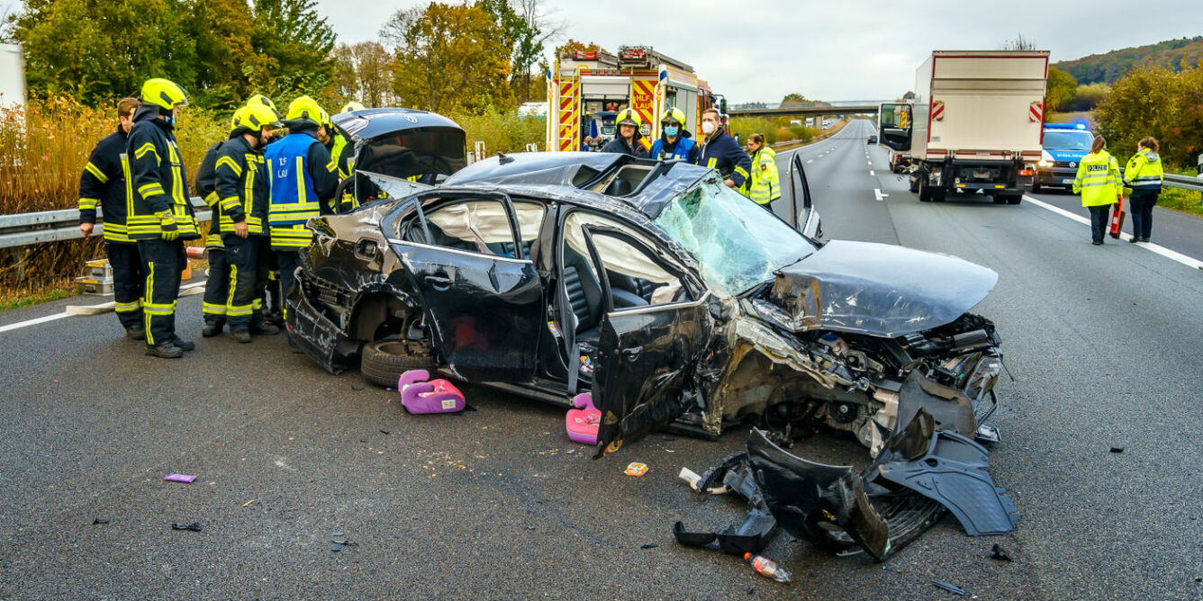 Der zerstörte Jetta der Familie steht auf der Autobahn 2 in Höhe Rodenberg (Foto: n112.de/Stefan Hillen)