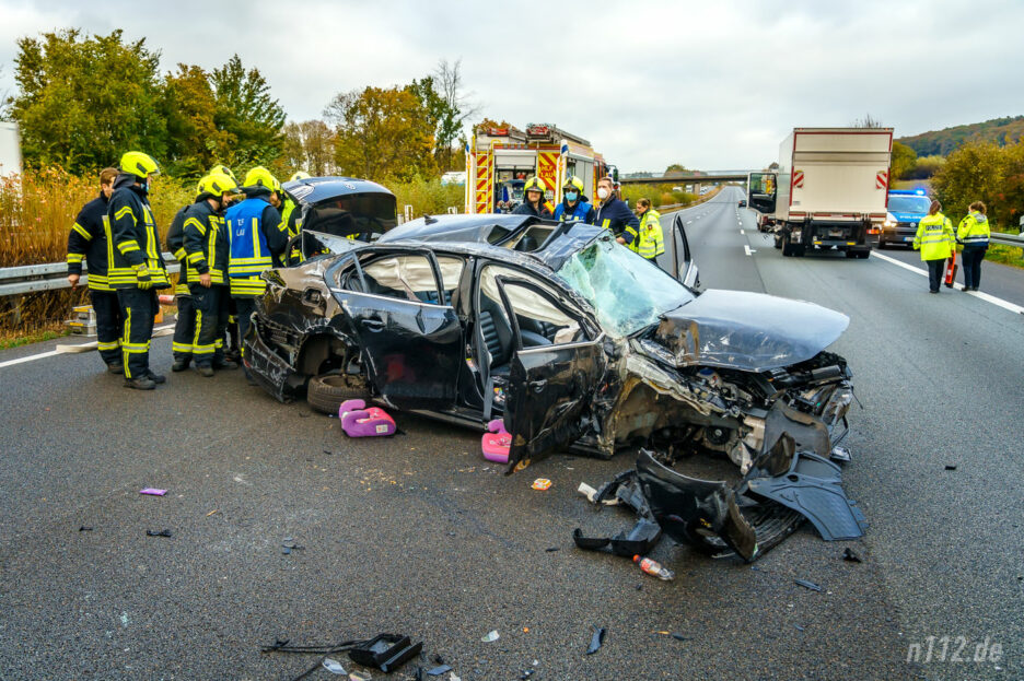 Der zerstörte Jetta der Familie steht auf der Autobahn 2 in Höhe Rodenberg (Foto: n112.de/Stefan Hillen)