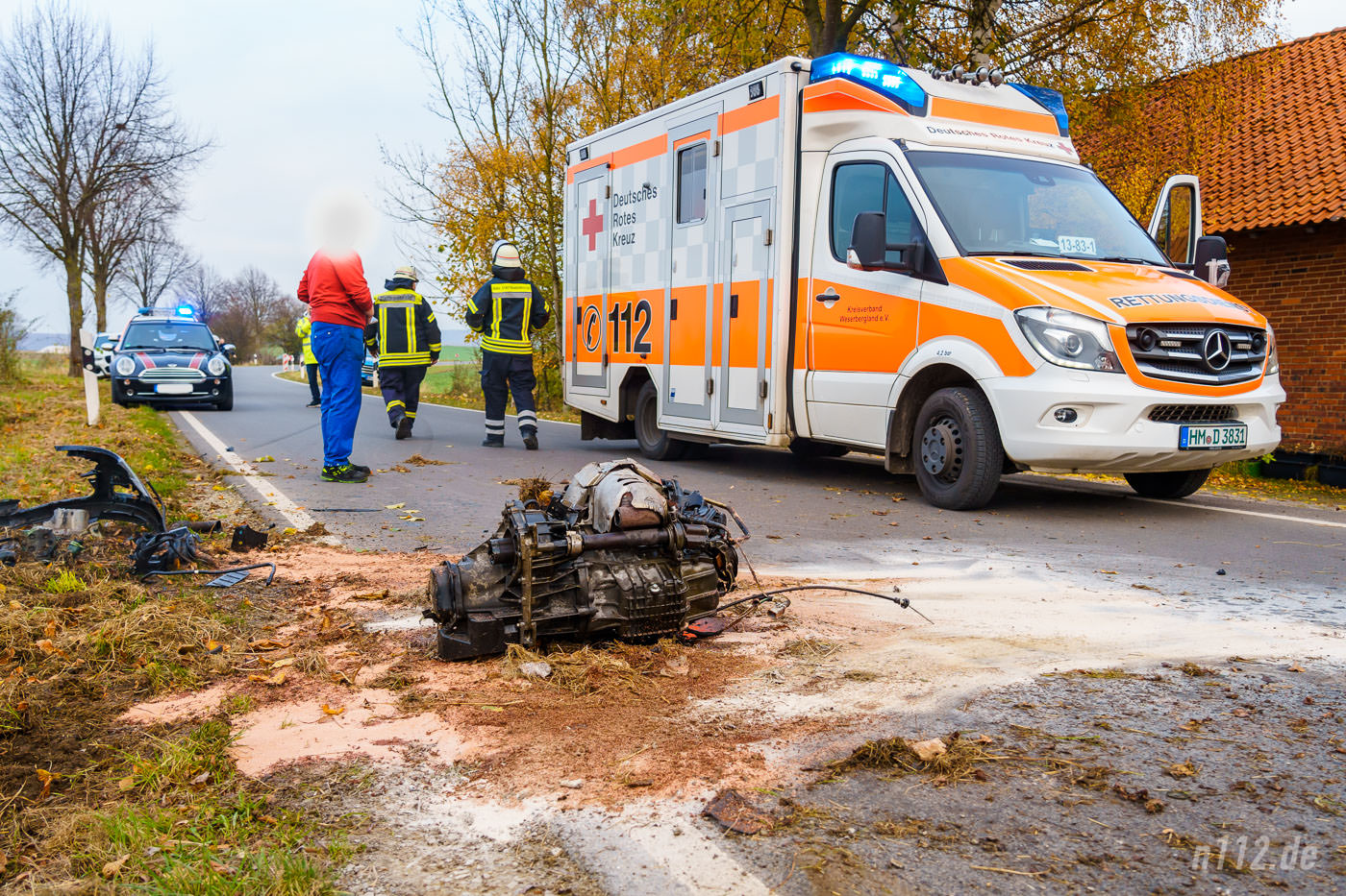 Der Motorblock liegt auf der Straße vor einem Rettungswagen der DRK-Rettungswache Bad Münder(Foto: n112.de/Stefan Hillen)