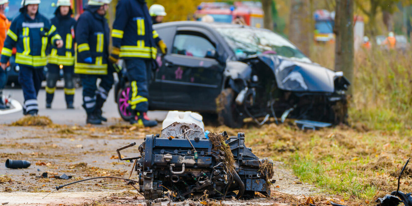 Unfall auf der K74 bei Böbber: Der komplette Motorblock wurde herausgerissen (Foto: n112.de/Stefan Hillen)