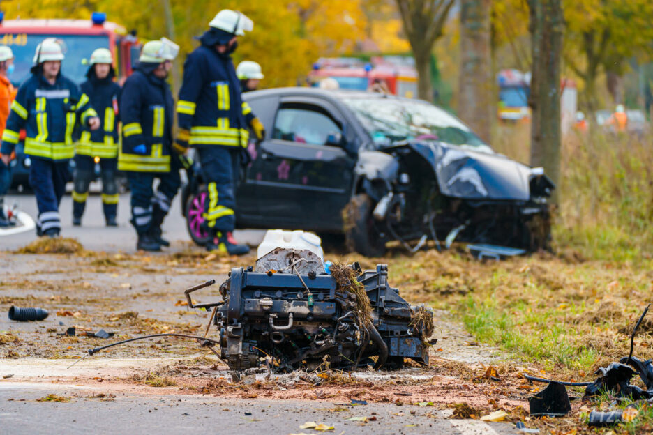 Unfall auf der K74 bei Böbber: Der komplette Motorblock wurde herausgerissen (Foto: n112.de/Stefan Hillen)
